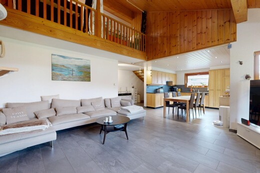 salon / salle à manger avec inside property, lumière naturelle, natural light, full kitchen, et plafond haut