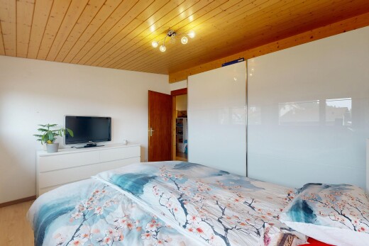 chambre avec drywall, cloison sèche, télévision, inside property, et wood ceiling