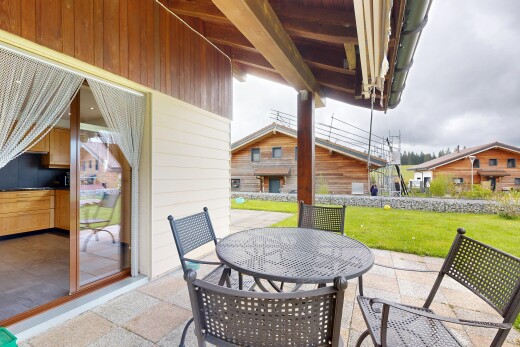 terrasse avec terrasse, from property, coin repas extérieur, overcast, et pelouse