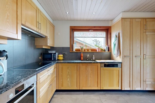 cuisine avec four, armoires de style shaker, shaker cabinets, armoires marron clair, et light brown cabinets
