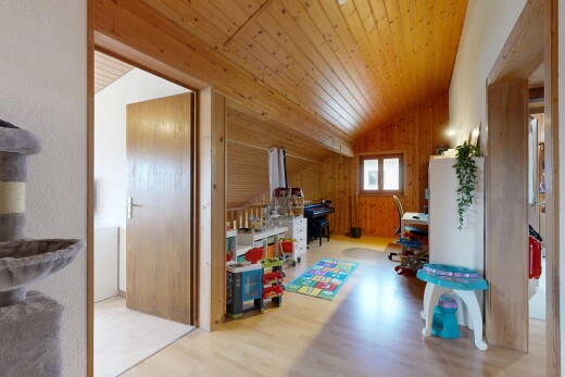 couloir avec wood ceiling, plafond en bois, wood finish floor, sol en finition bois, et wood wall