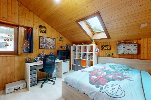 chambre avec wood wall, mur en bois, puits de lumière, inside property, et wood finish floor