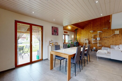 salle à manger avec vaulted ceiling, plafond voûté, wood wall, mur en bois, et inside property