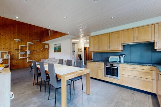 cuisine avec light brown cabinets, armoires marron clair, four, shaker cabinets, et armoires de style shaker