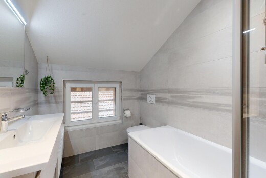 salle de bains avec miroir, plafond voûté, vaulted ceiling, lavabo (ou coiffeuse selon le contexte), et bain