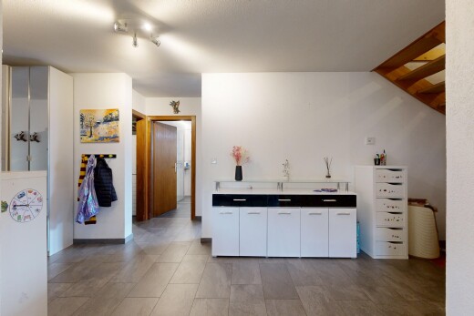 cuisine avec armoires blanches, white cabinets, inside property, cloison sèche, et drywall