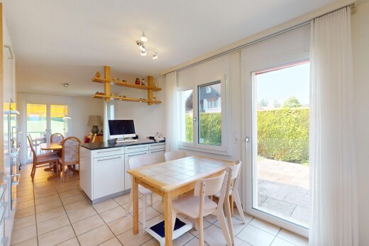 esszimmer mit fernseher, inside property, fliesenboden, tile floor, und natürliches licht
