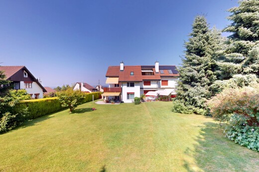 garten mit rasen und property visible