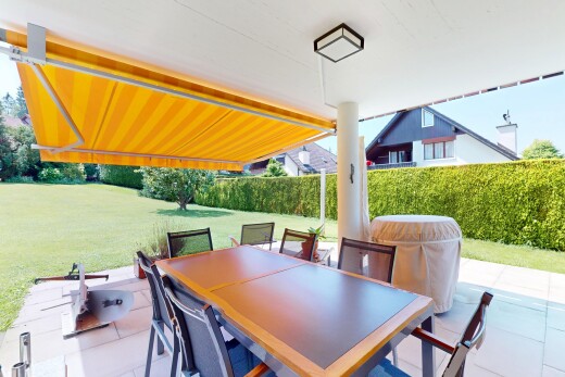 terrasse mit from property, rasen, terrasse, und essbereich im freien