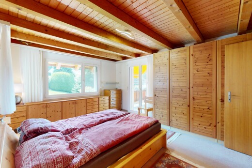 zimmer / schlafzimmer mit beamed ceiling, balkendecke, inside property, natural light, und natürliches licht