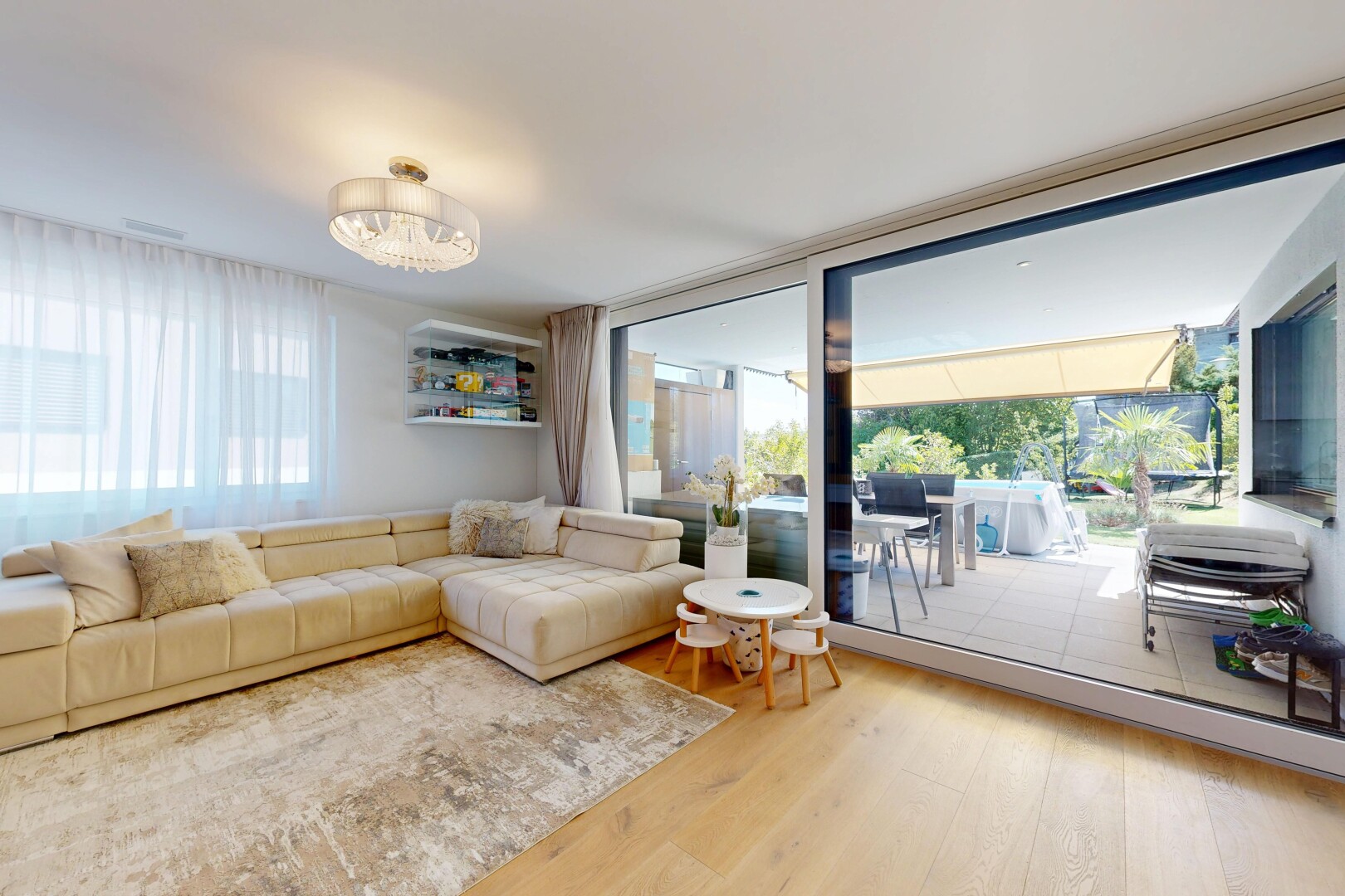 salon avec sol en finition bois, wood finish floor, et inside property