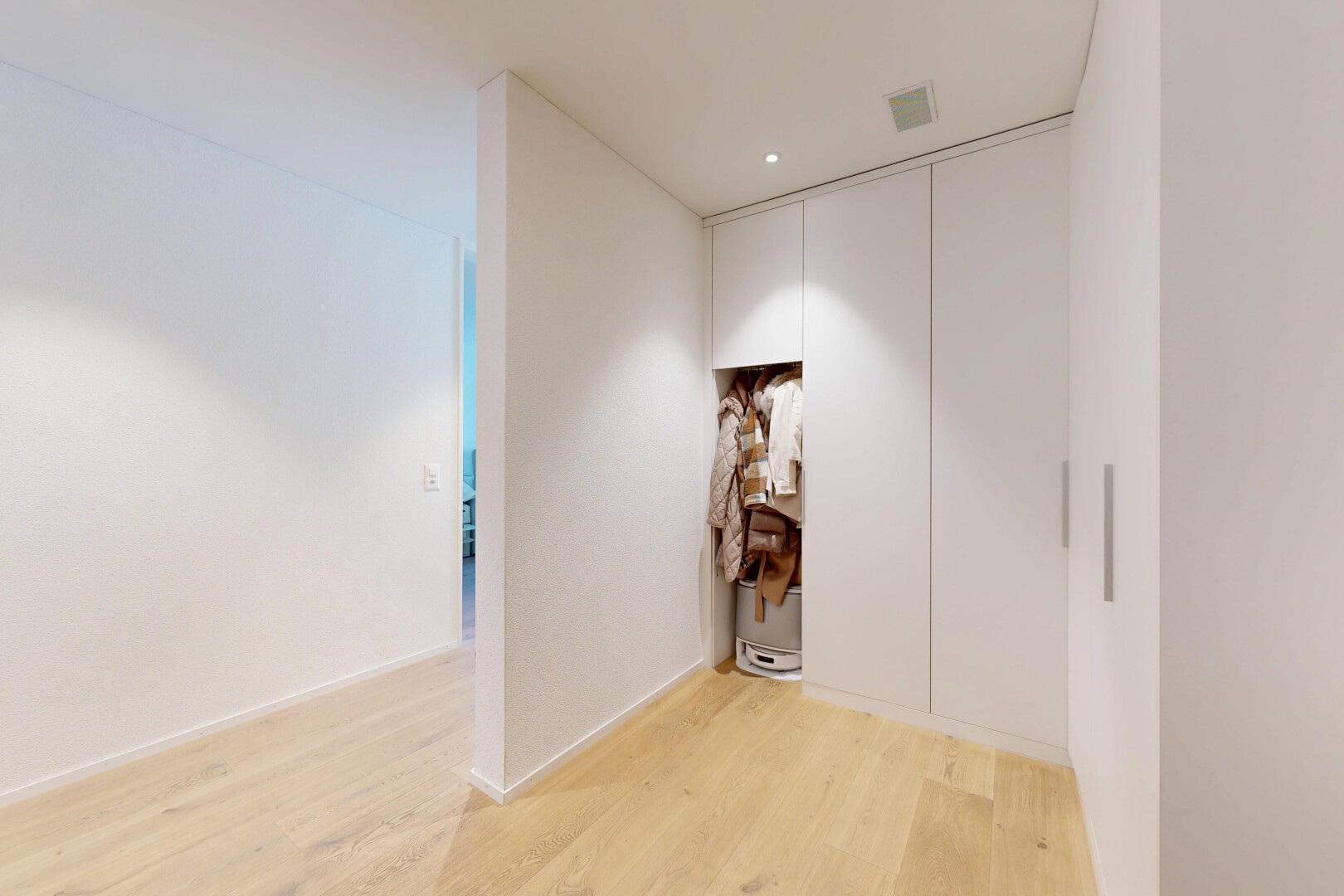 pièce vide avec sol en finition bois, wood finish floor, éclairage encastré, light floor, et cloison sèche