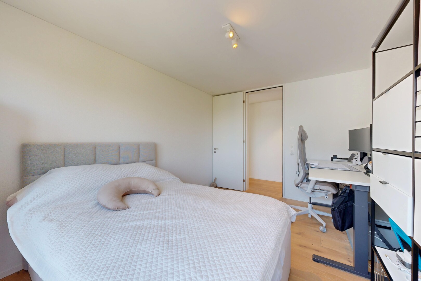 chambre avec éclairage sur rail, wood finish floor, sol en finition bois, drywall, et cloison sèche