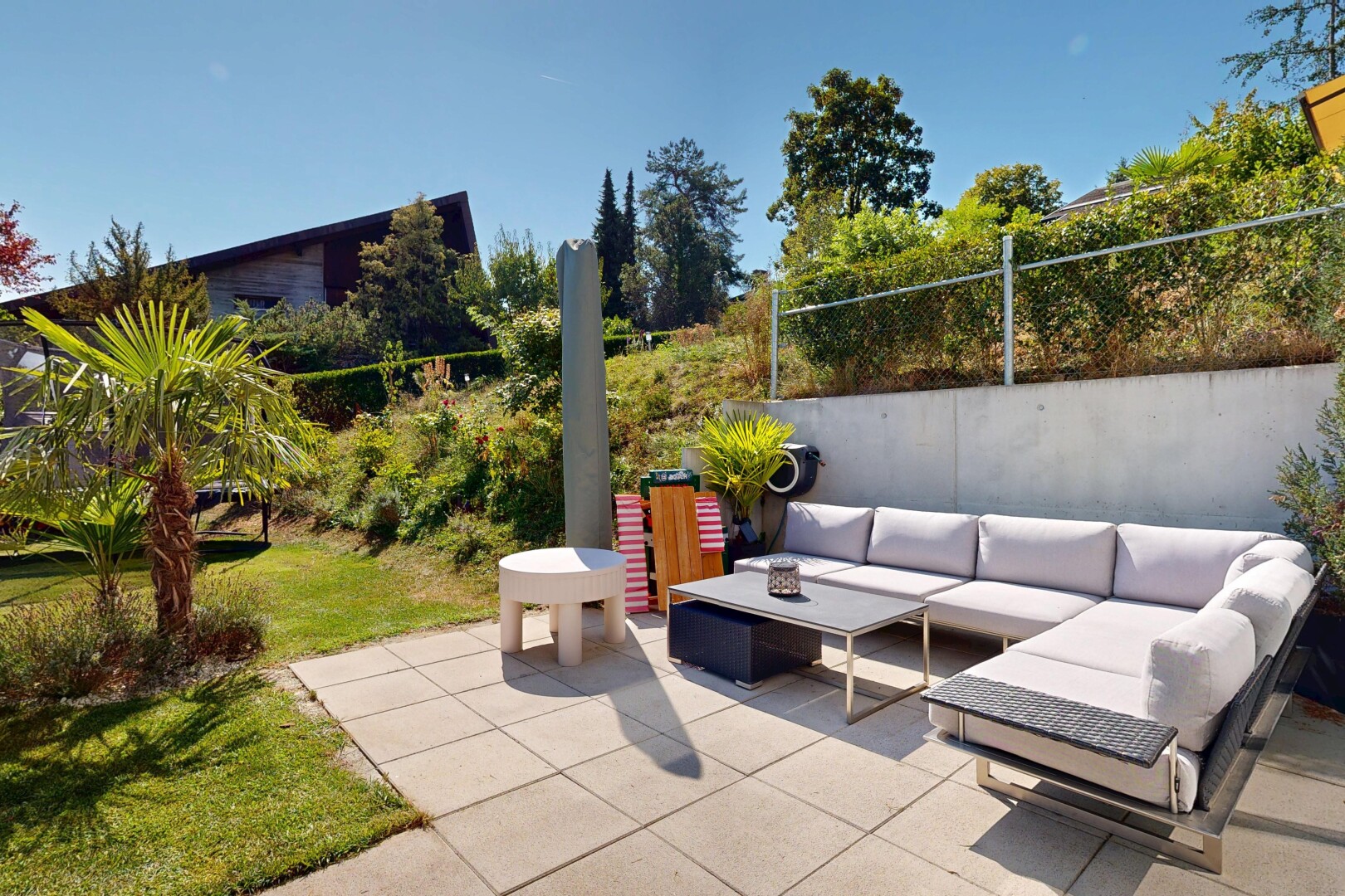terrasse avec espace de vie extérieur, terrasse, clôture, et day time