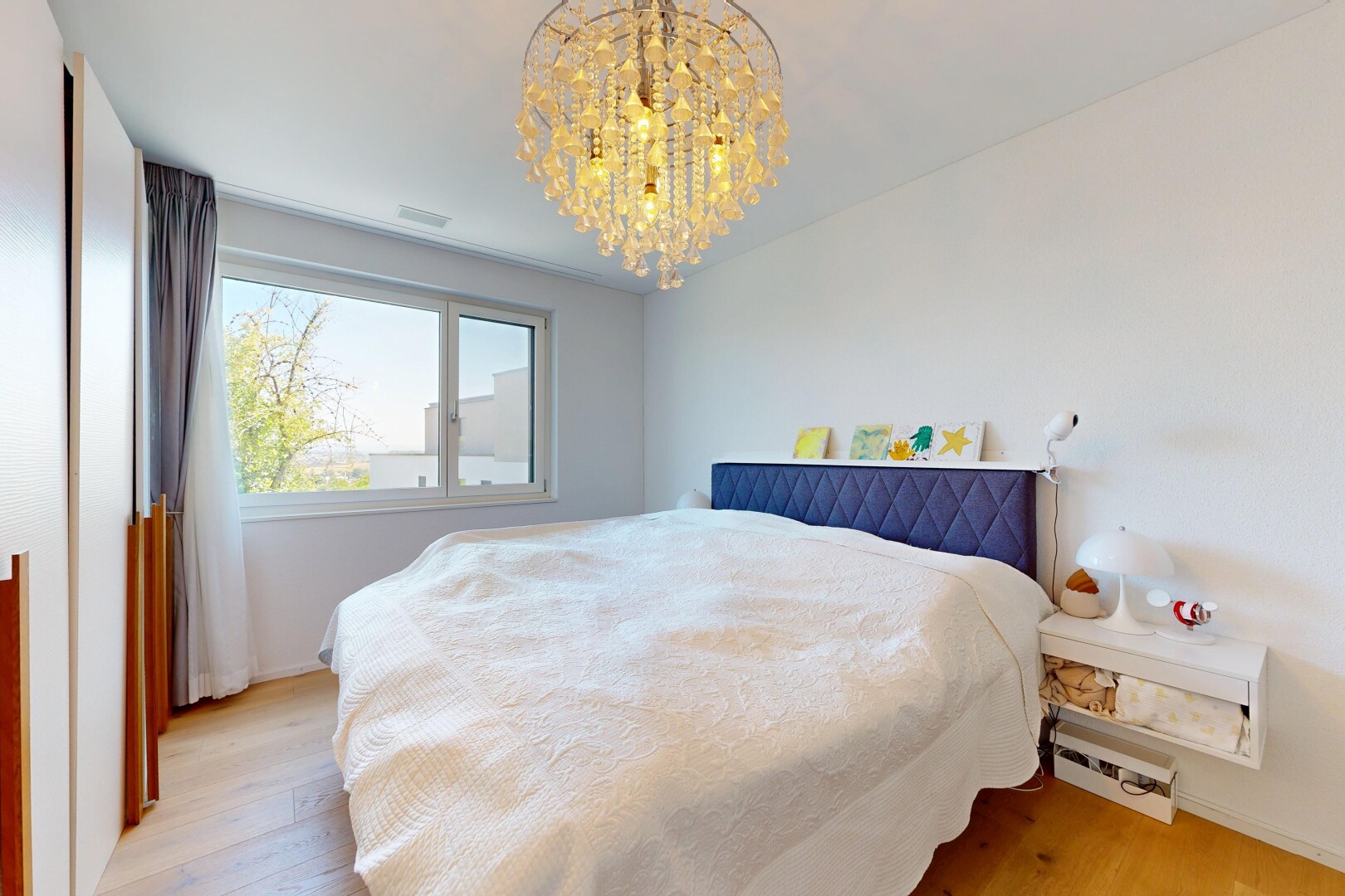 chambre avec sol en finition bois, wood finish floor, cloison sèche, drywall, et lumière naturelle