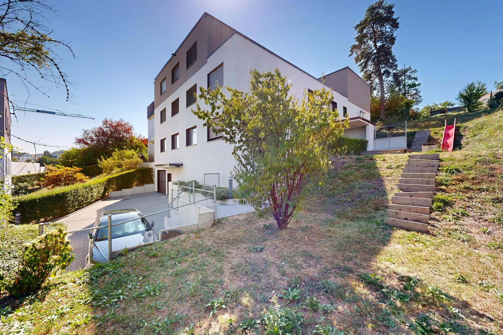 façade avec terrasse, property visible, bardage en stuc, et day time