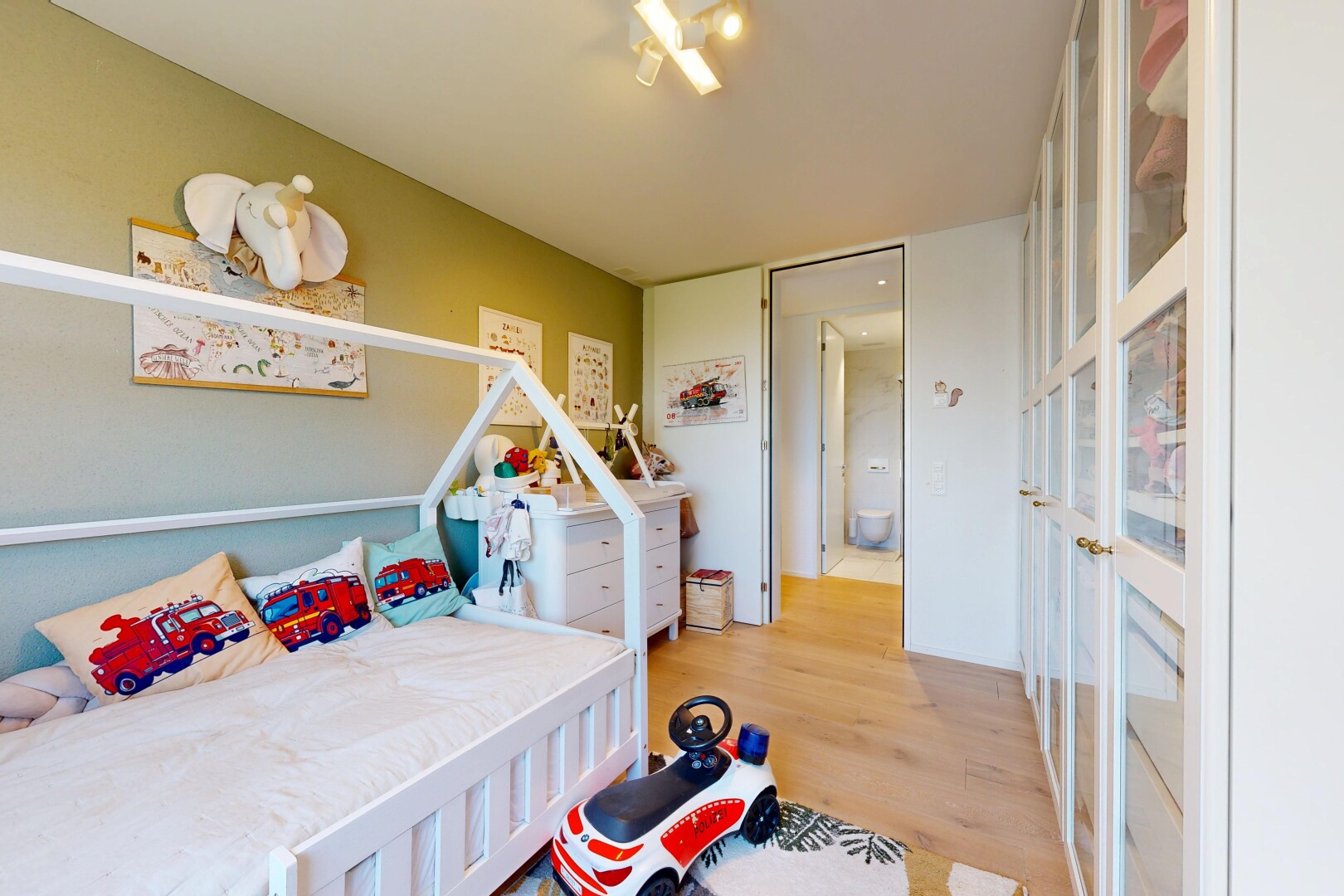 chambre avec sol en finition bois, wood finish floor, cloison sèche, drywall, et inside property