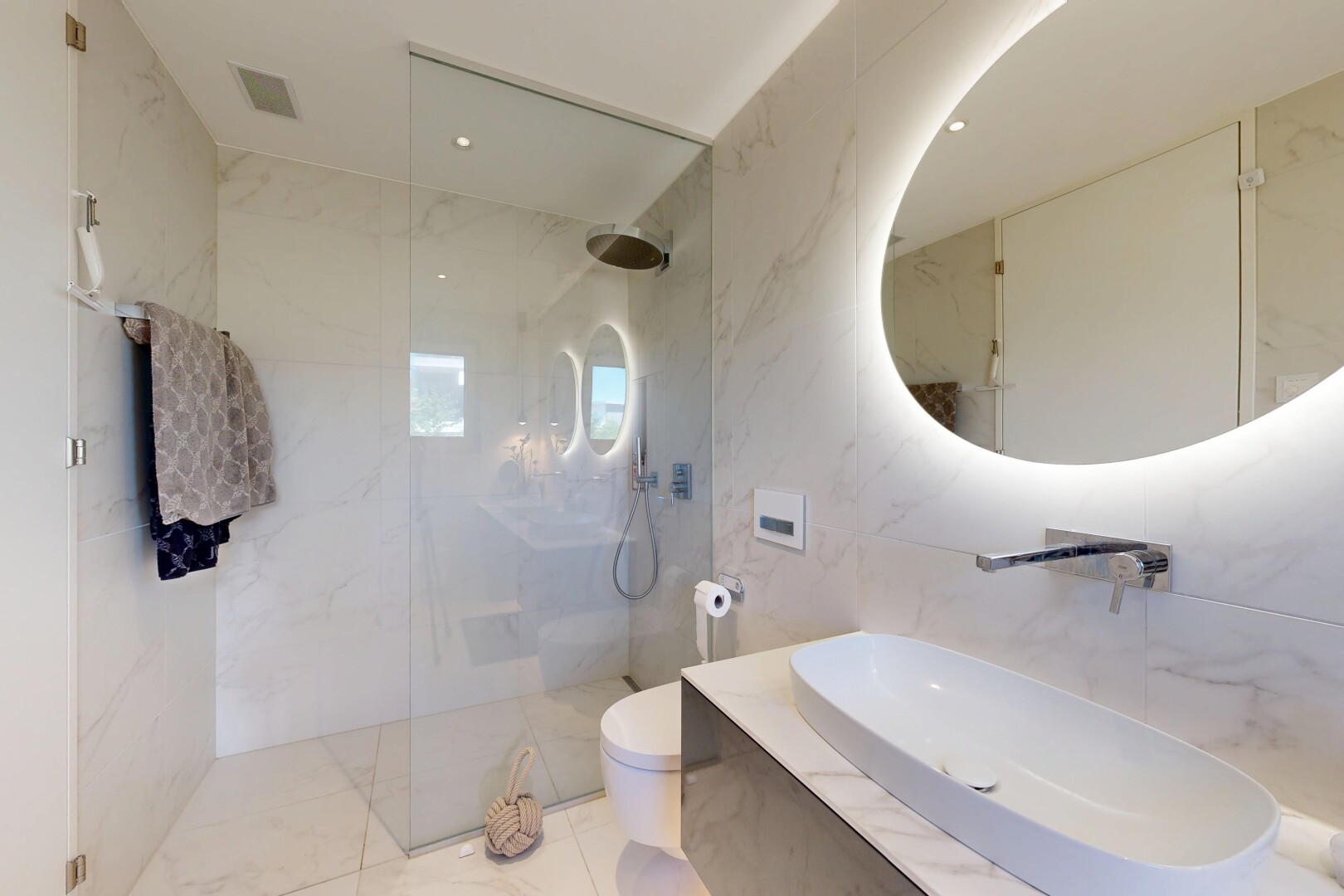 salle de bains avec salle de bain complète, douche, miroir, évier, et lavabo (ou coiffeuse selon le contexte)