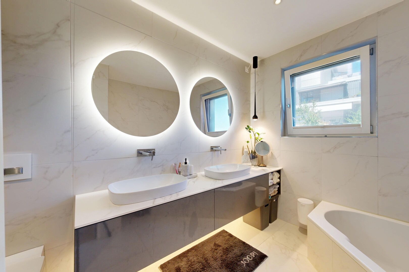 salle de bains avec salle de bain complète, bain, double vasque, tile wall, et mur en carrelage