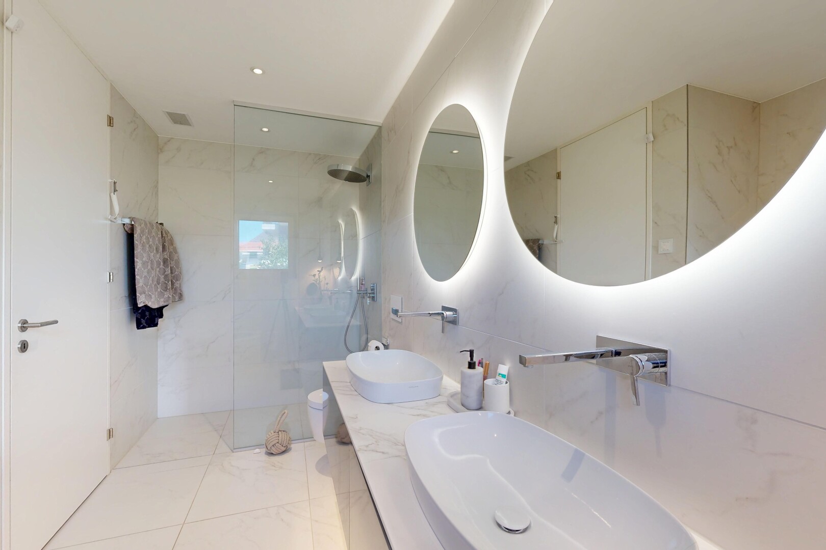 salle de bains avec salle de bain complète, miroir, douche, double vasque, et light floor