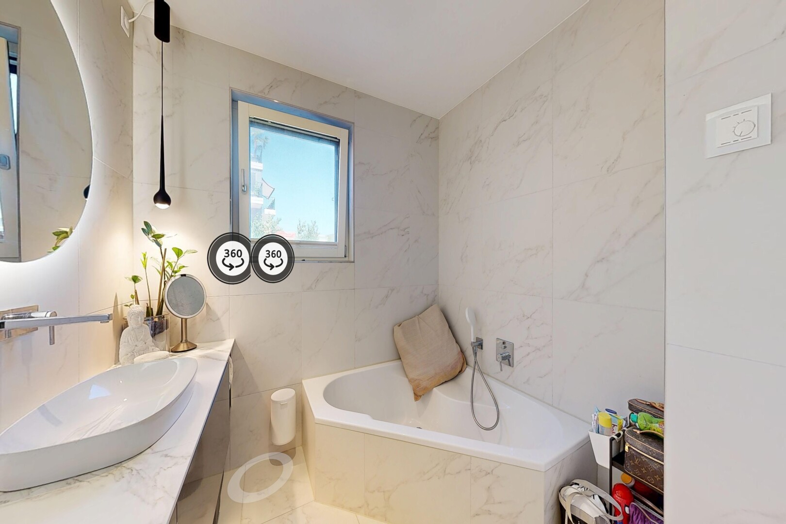 salle de bains avec mur en carrelage, tile wall, évier, salle de bain complète, et bain