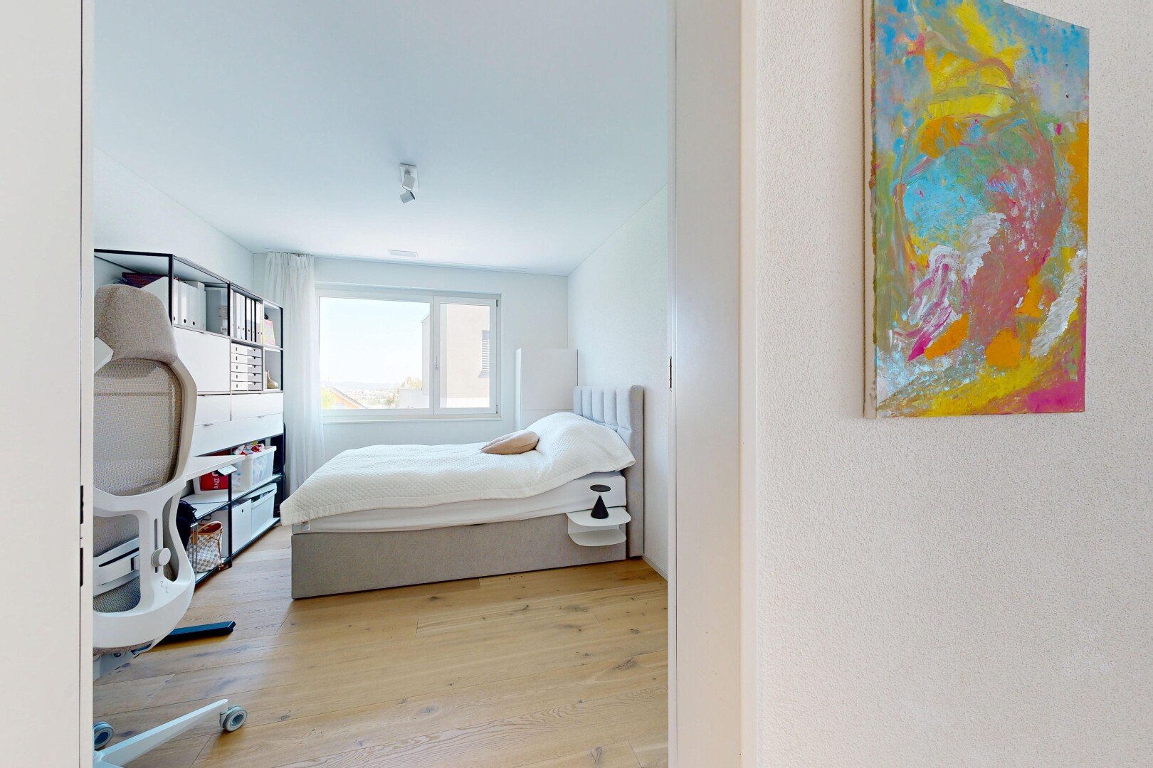 chambre avec wood finish floor, sol en finition bois, lumière naturelle, inside property, et light floor