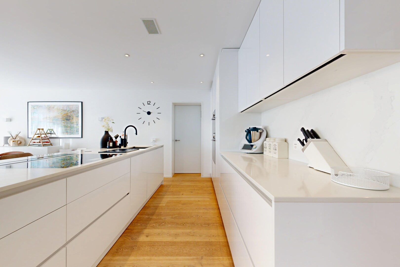 cuisine avec flat panel cabinets, armoires à panneau plat, white cabinets, armoires blanches, et light countertops