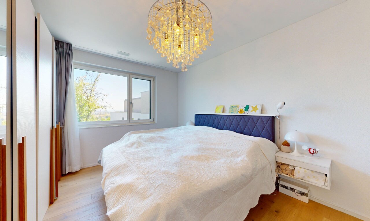 chambre avec sol en finition bois, wood finish floor, cloison sèche, drywall, et lumière naturelle
