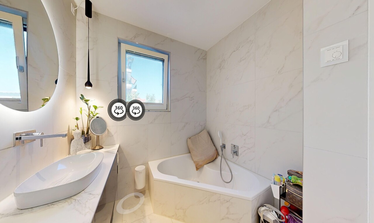 salle de bains avec mur en carrelage, tile wall, évier, salle de bain complète, et bain