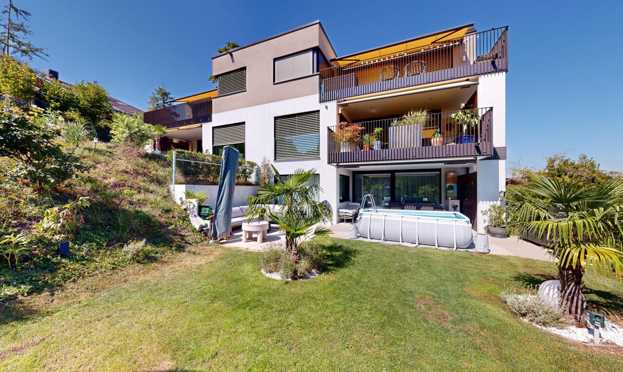 façade avec terrasse, pelouse, piscine, bardage en stuc, et balcon