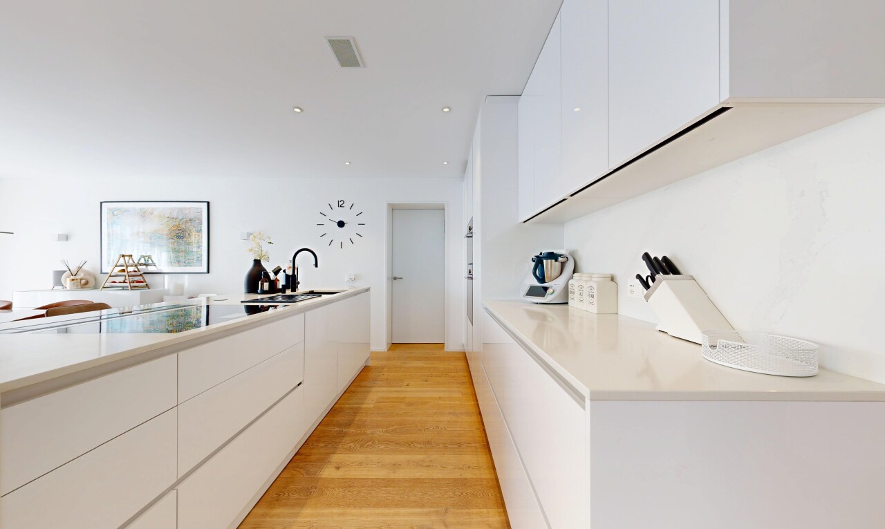 cuisine avec flat panel cabinets, armoires à panneau plat, white cabinets, armoires blanches, et light countertops