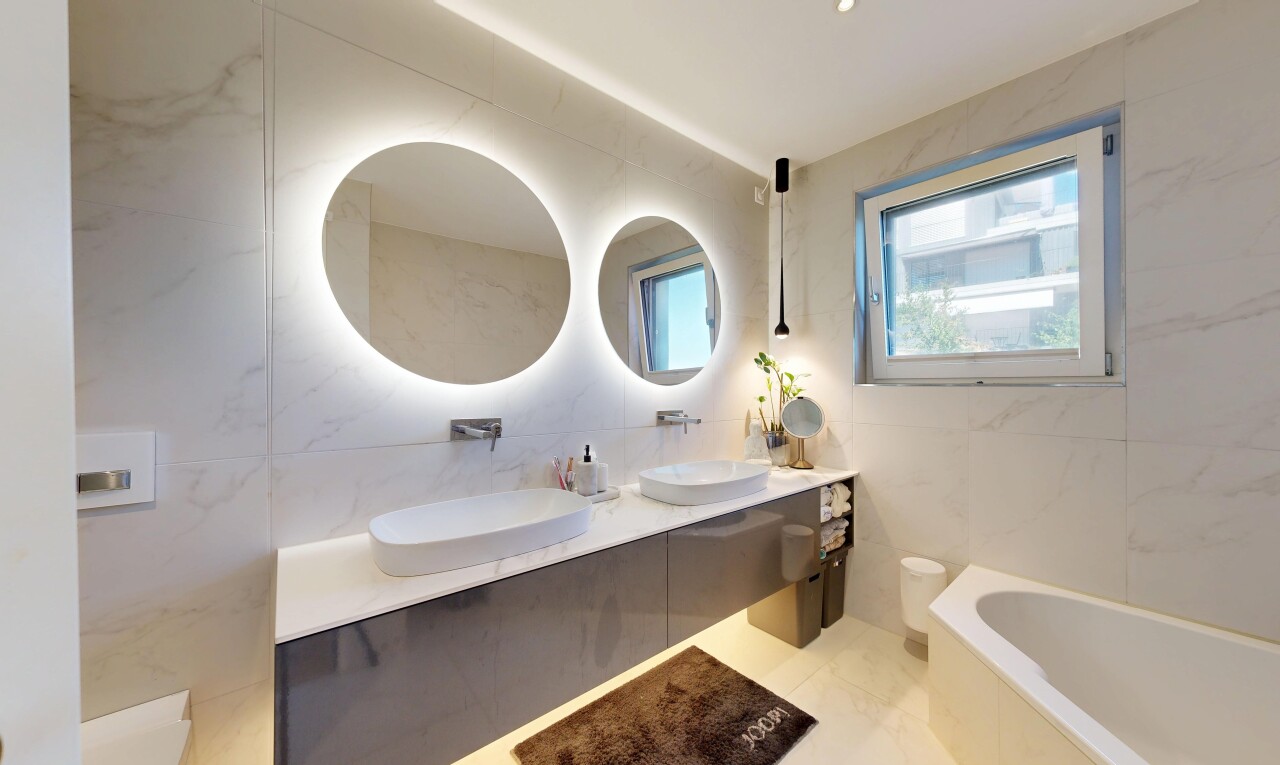 salle de bains avec salle de bain complète, bain, double vasque, tile wall, et mur en carrelage