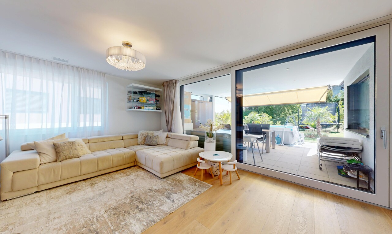 salon avec sol en finition bois, wood finish floor, et inside property