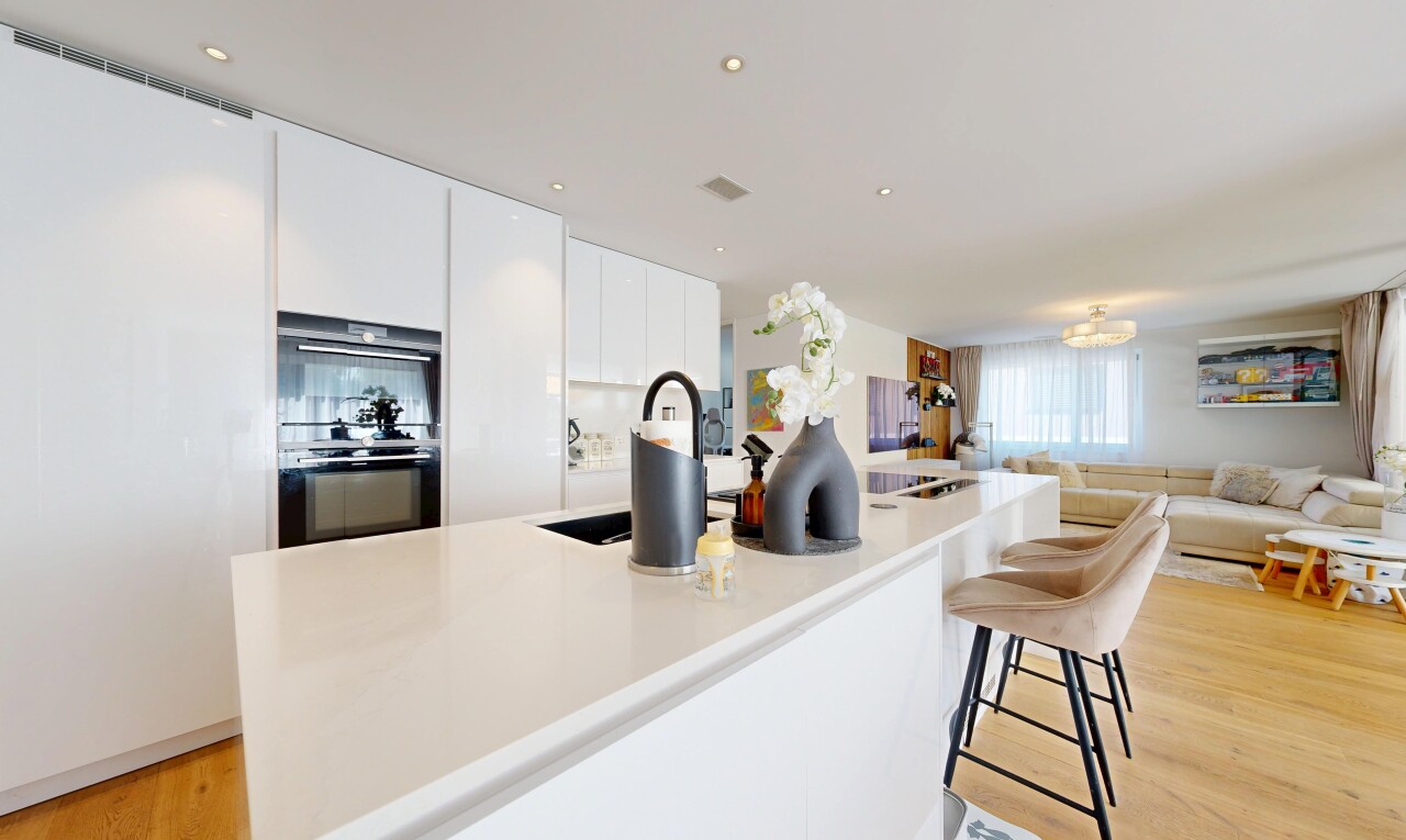 cuisine avec light floor, flat panel cabinets, armoires à panneau plat, white cabinets, et armoires blanches