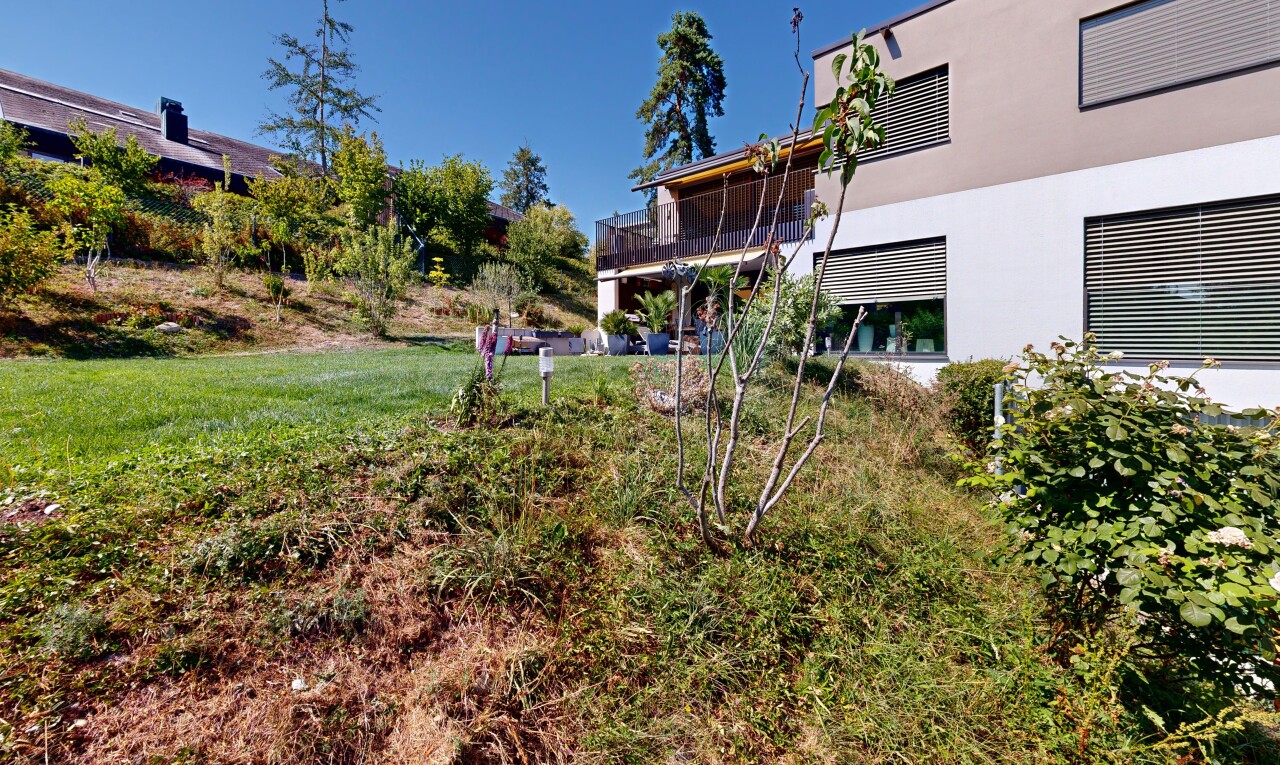 jardin avec balcon, day time, pelouse, et property visible