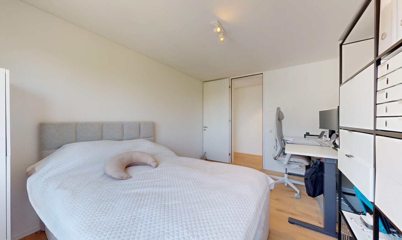 chambre avec éclairage sur rail, wood finish floor, sol en finition bois, drywall, et cloison sèche