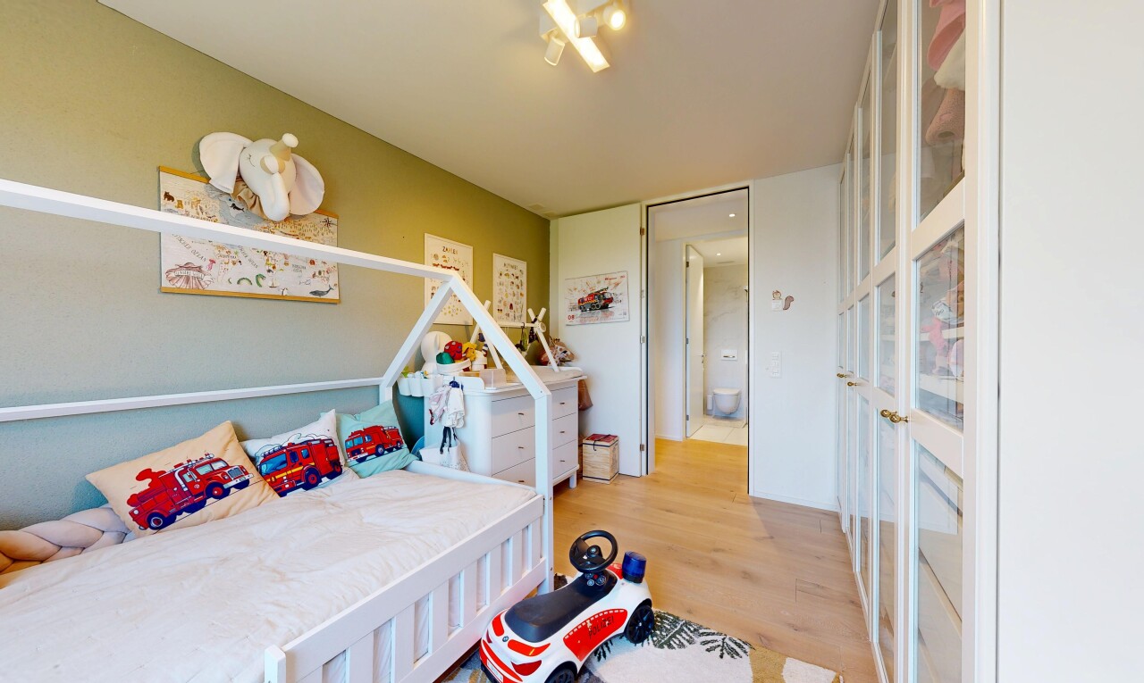chambre avec sol en finition bois, wood finish floor, cloison sèche, drywall, et inside property