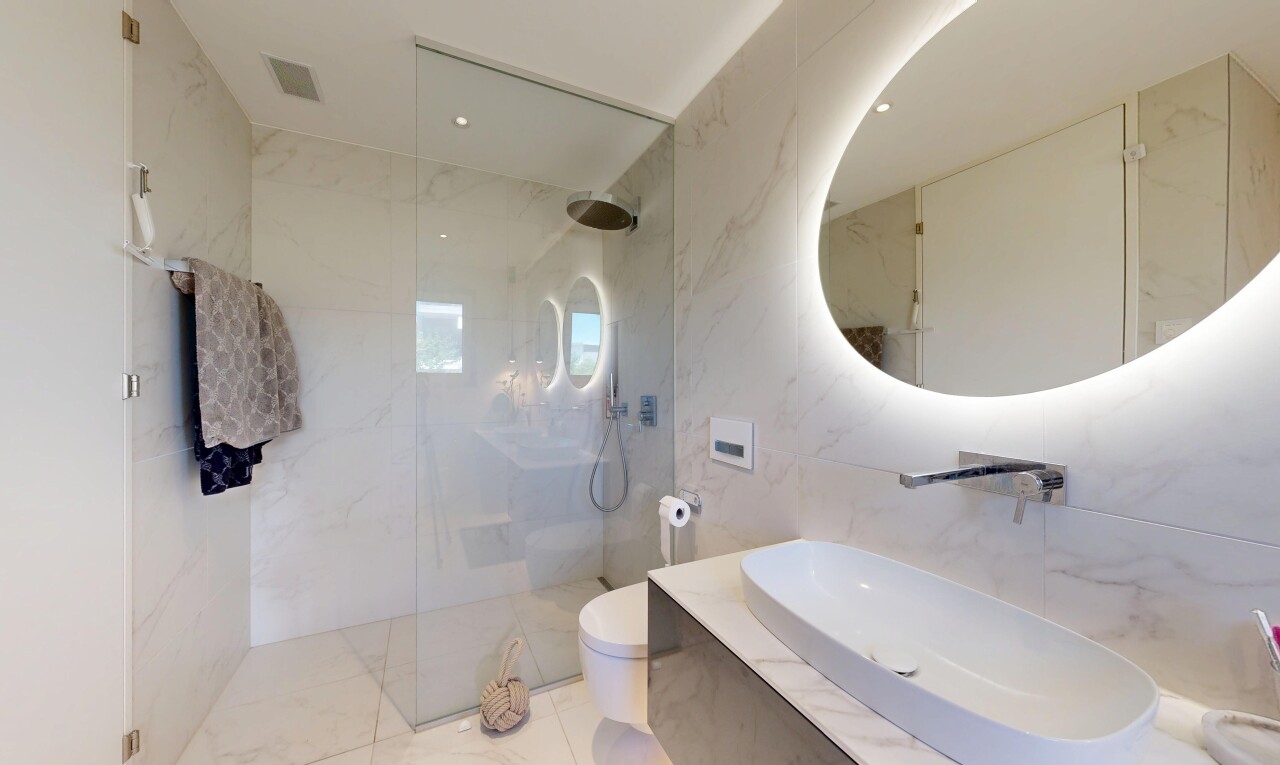 salle de bains avec salle de bain complète, douche, miroir, évier, et lavabo (ou coiffeuse selon le contexte)