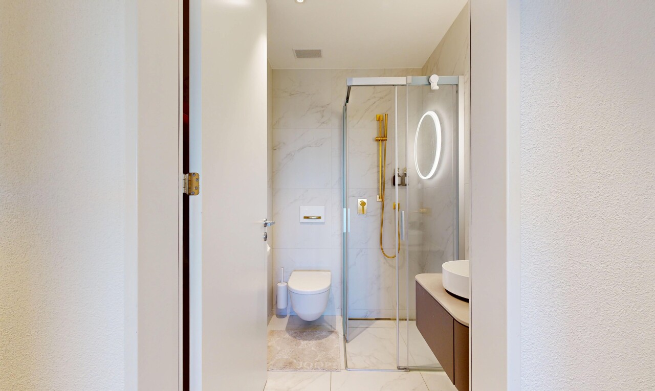 salle de bains avec salle de bain complète, douche, lavabo (ou coiffeuse selon le contexte), inside property, et light floor