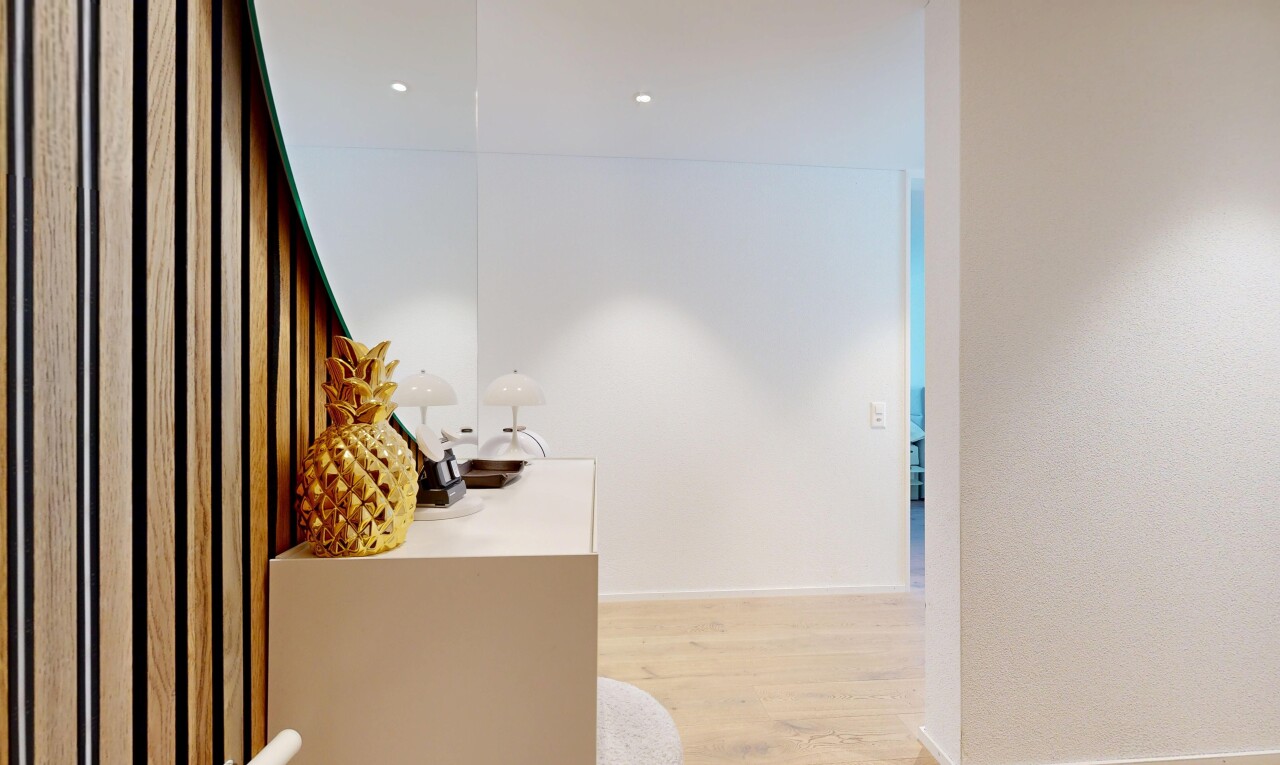 couloir avec sol en finition bois, wood finish floor, light floor, et inside property