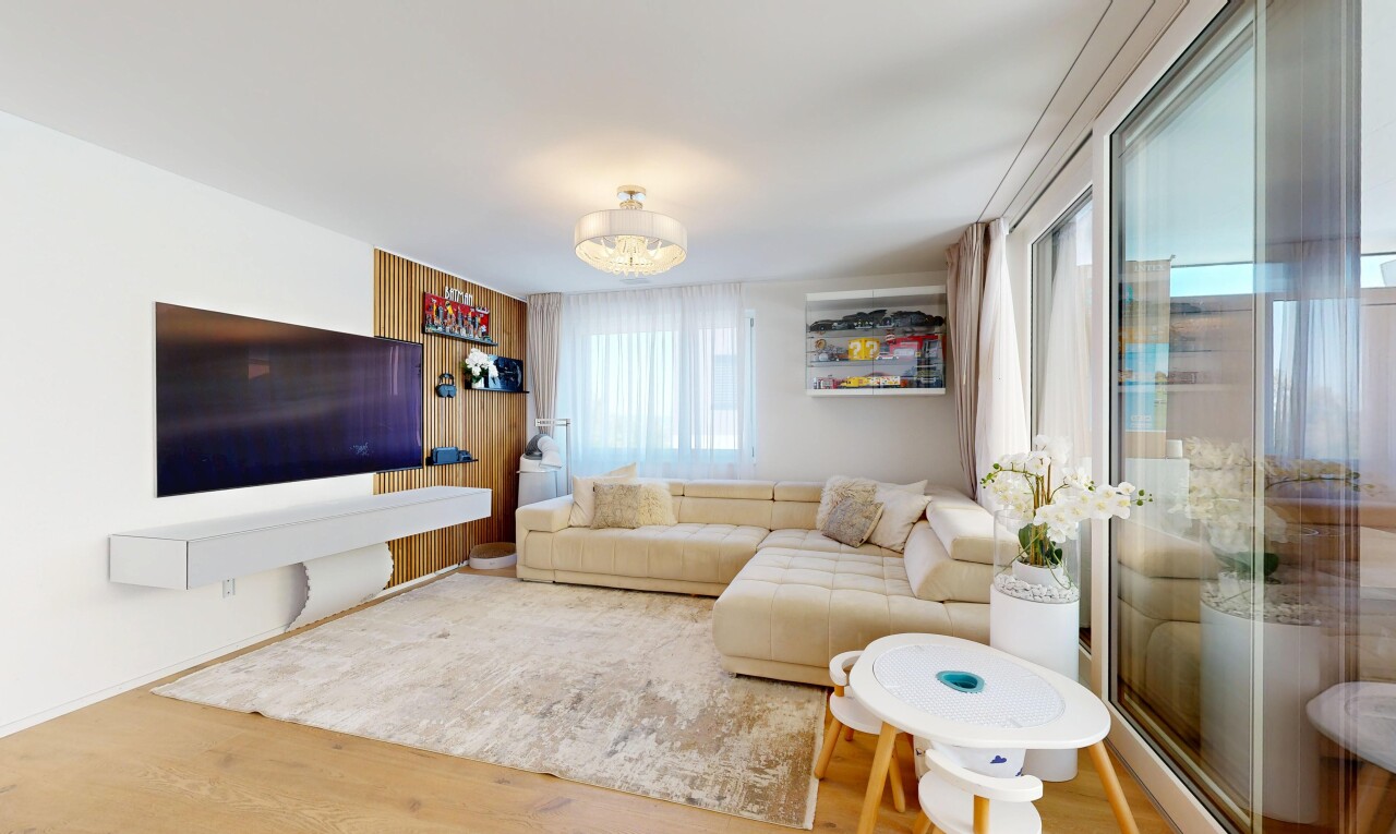 salon avec télévision, sol en finition bois, wood finish floor, cloison sèche, et drywall