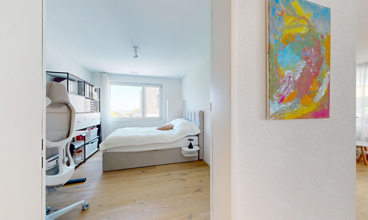 chambre avec wood finish floor, sol en finition bois, lumière naturelle, inside property, et light floor