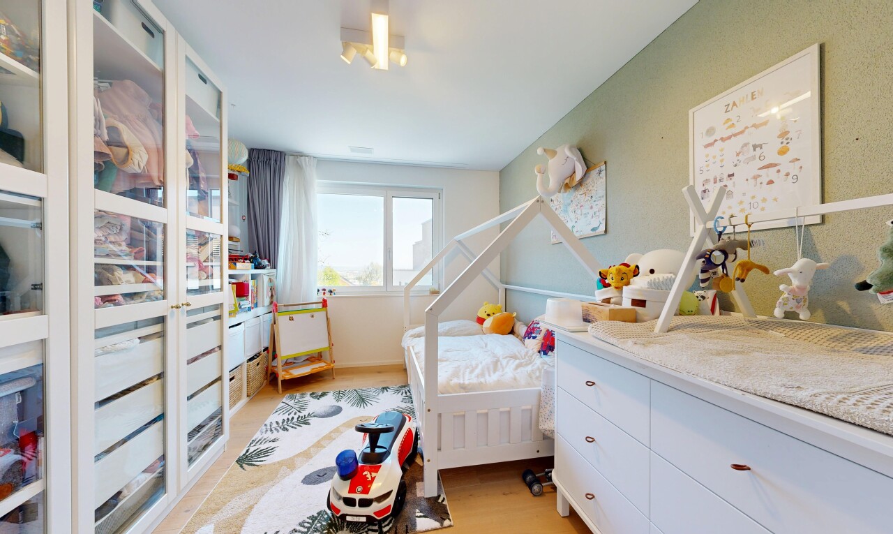 chambre avec light floor, drywall, cloison sèche, wood finish floor, et sol en finition bois