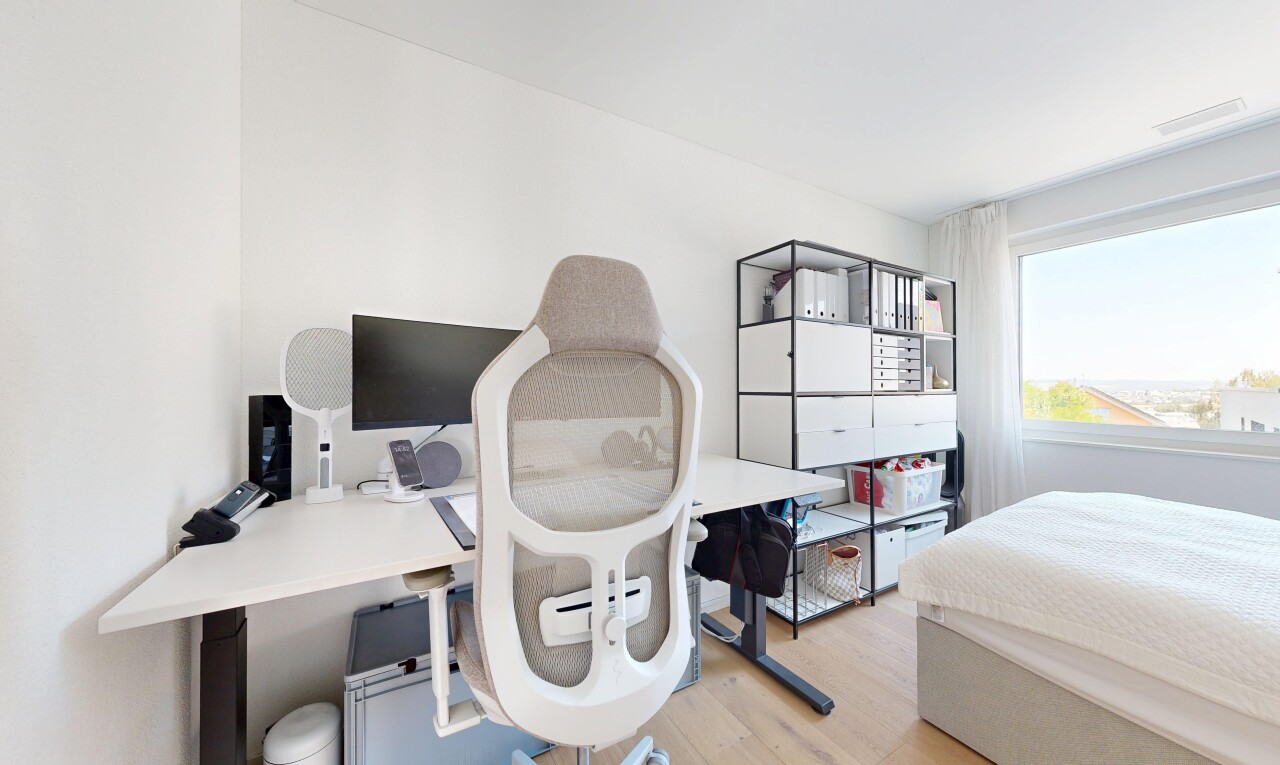 chambre avec lumière naturelle, télévision, sol en finition bois, wood finish floor, et cloison sèche