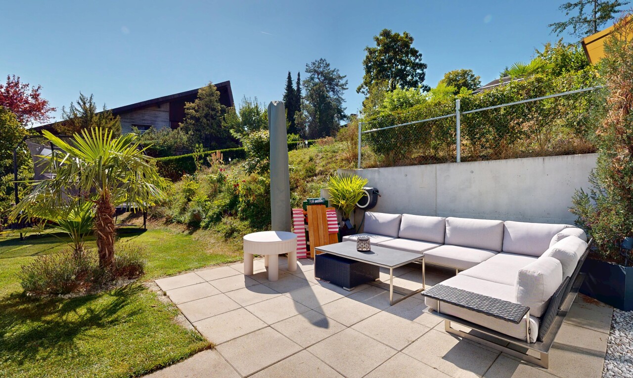 terrasse avec espace de vie extérieur, terrasse, clôture, et day time