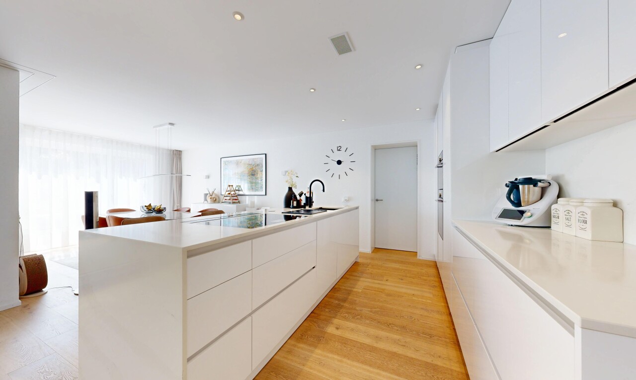 cuisine avec flat panel cabinets, armoires à panneau plat, white cabinets, armoires blanches, et light floor