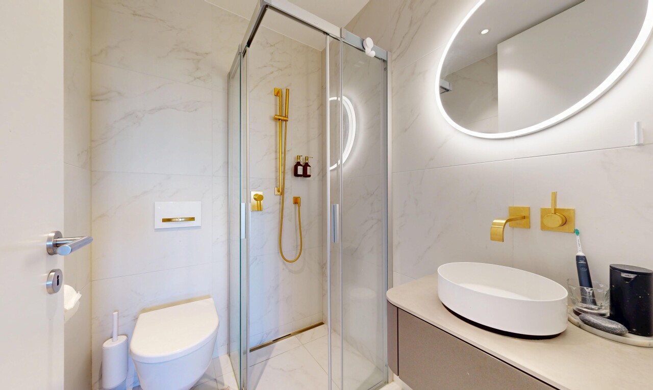 salle de bains avec salle de bain complète, mur en carrelage, tile wall, douche, et lavabo (ou coiffeuse selon le contexte)