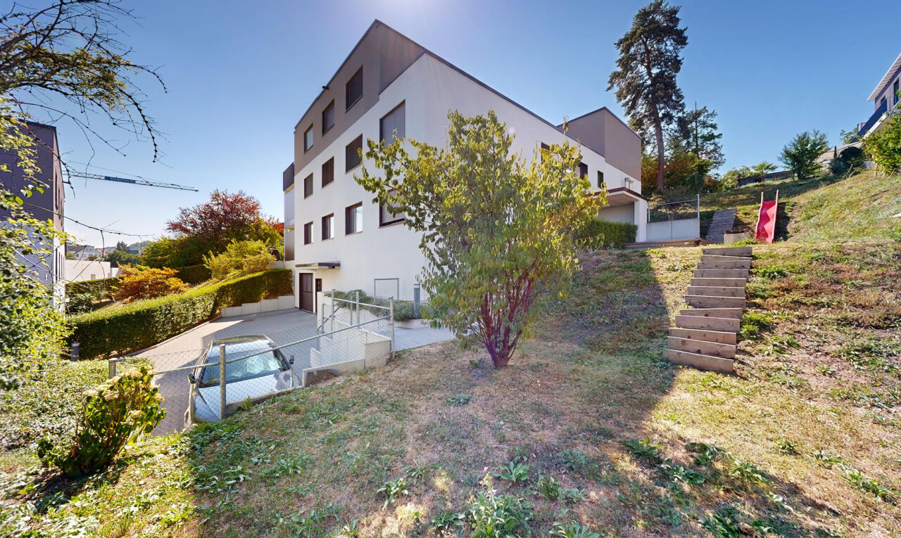 façade avec terrasse, property visible, bardage en stuc, et day time