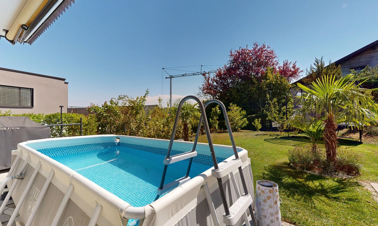 piscine avec from property, day time, et pelouse