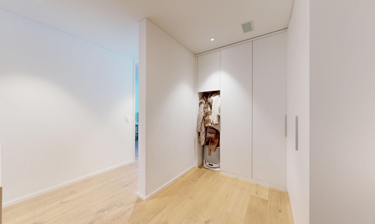 pièce vide avec sol en finition bois, wood finish floor, éclairage encastré, light floor, et cloison sèche